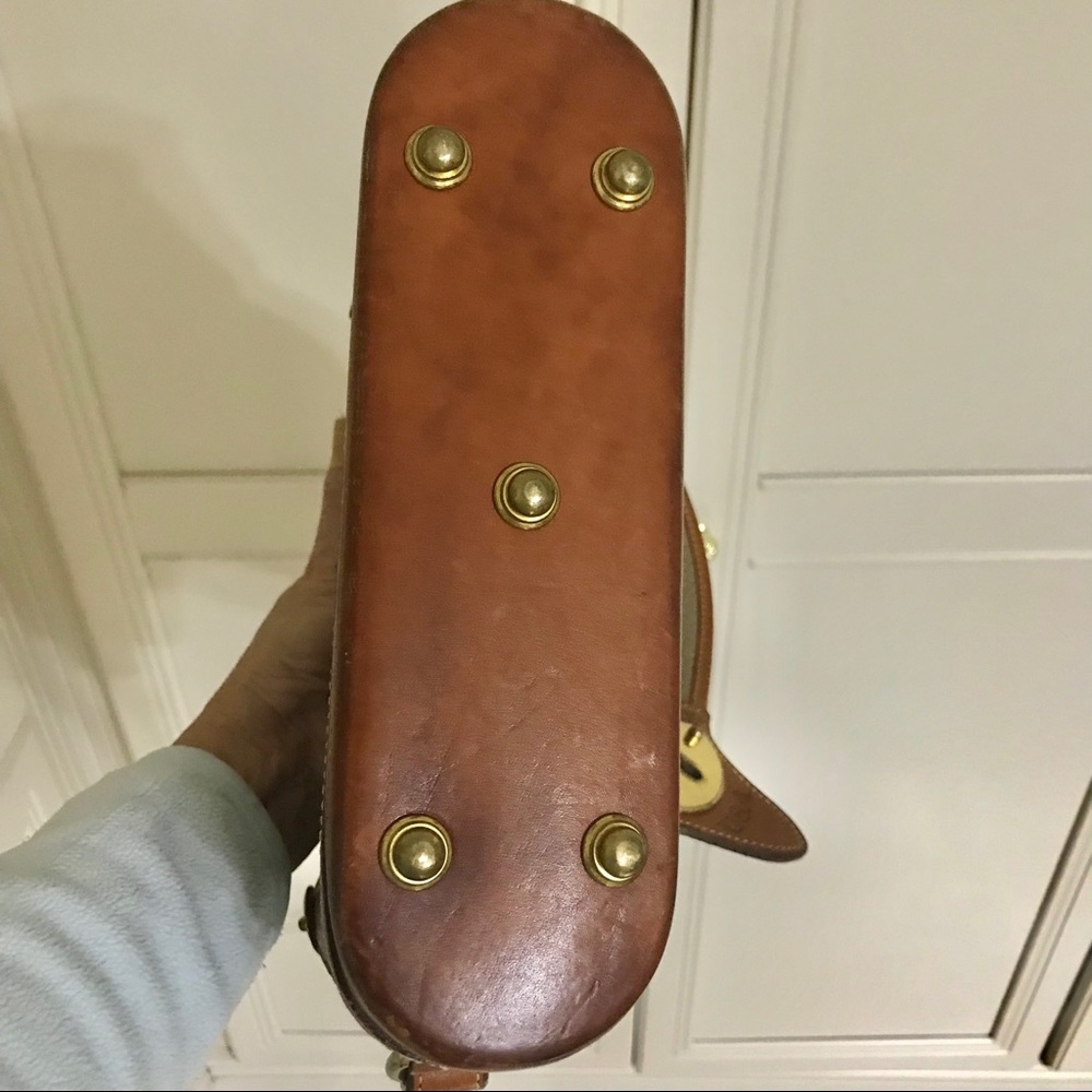 Vintage Dooney and Bourke taupe leather shoulder bag. - Picture 6 of 6